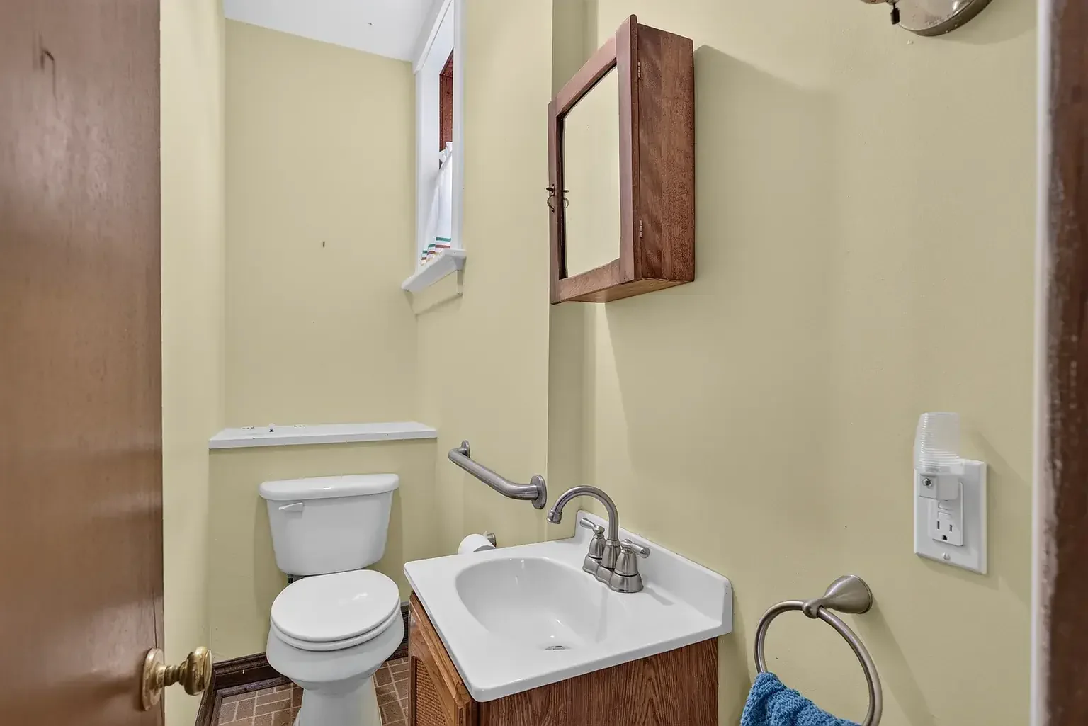 1881 Victorian House Ottawa Illinois - 14 - bathroom.webp