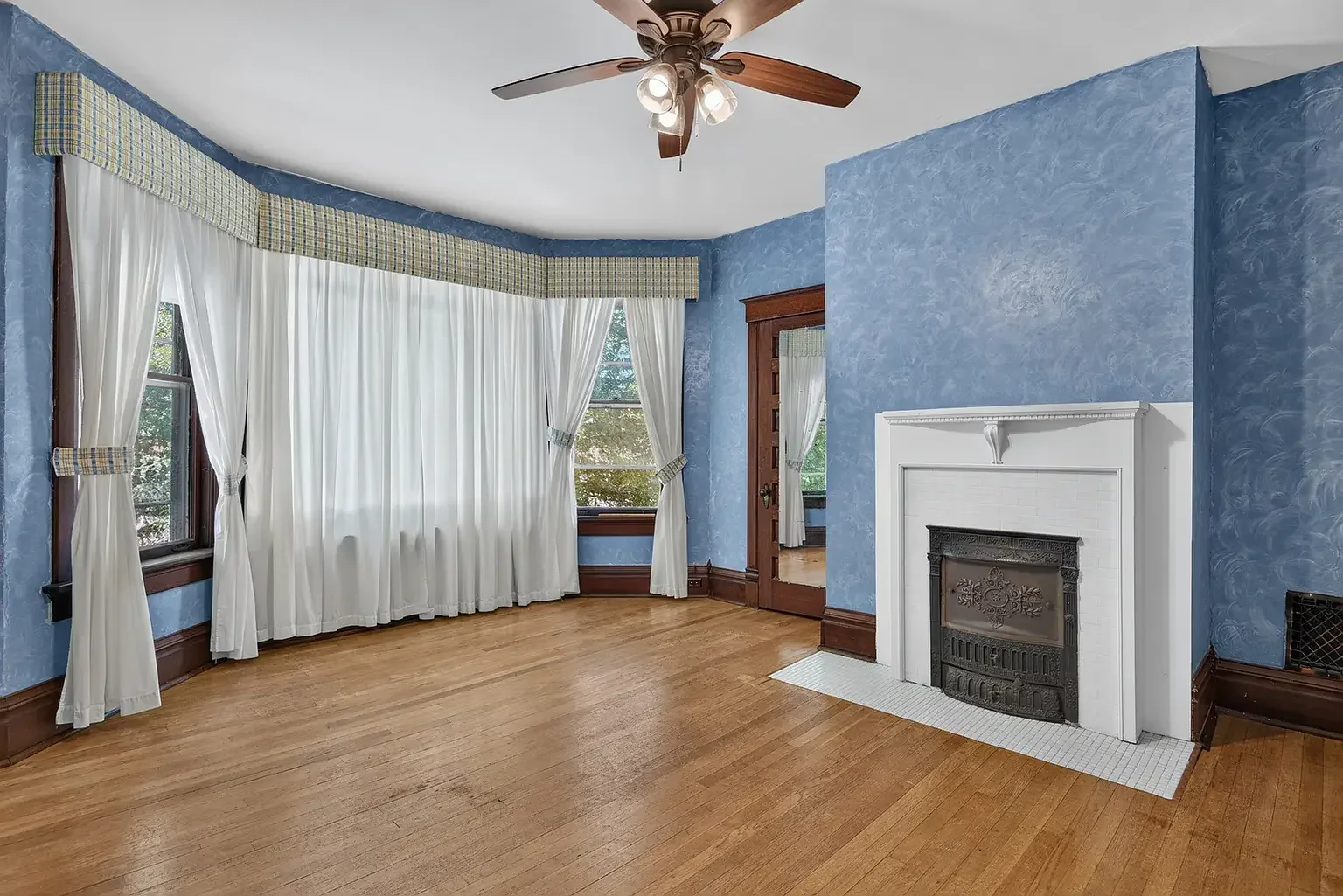 1881 Victorian House Ottawa Illinois - 24 - bedroom.webp