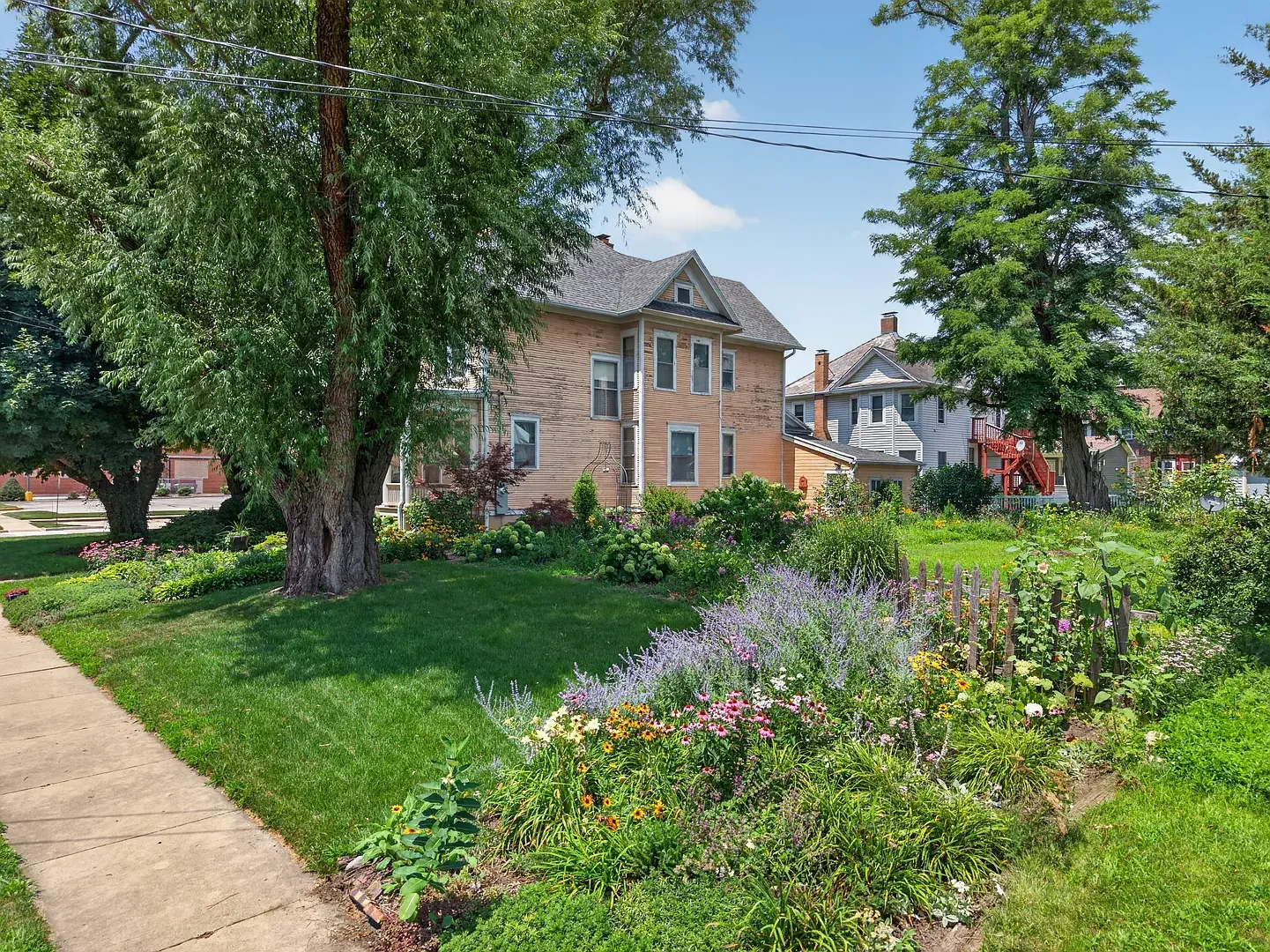 1881 Victorian House Ottawa Illinois - 37 - garden.webp