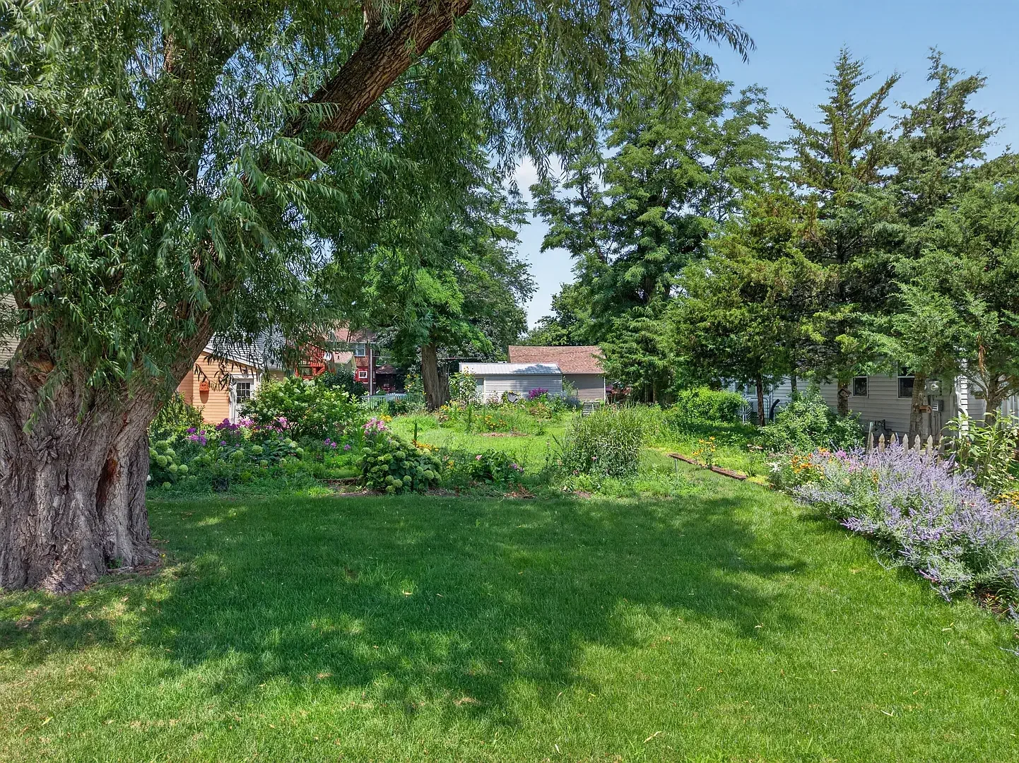 1881 Victorian House Ottawa Illinois - 38 - garden.webp