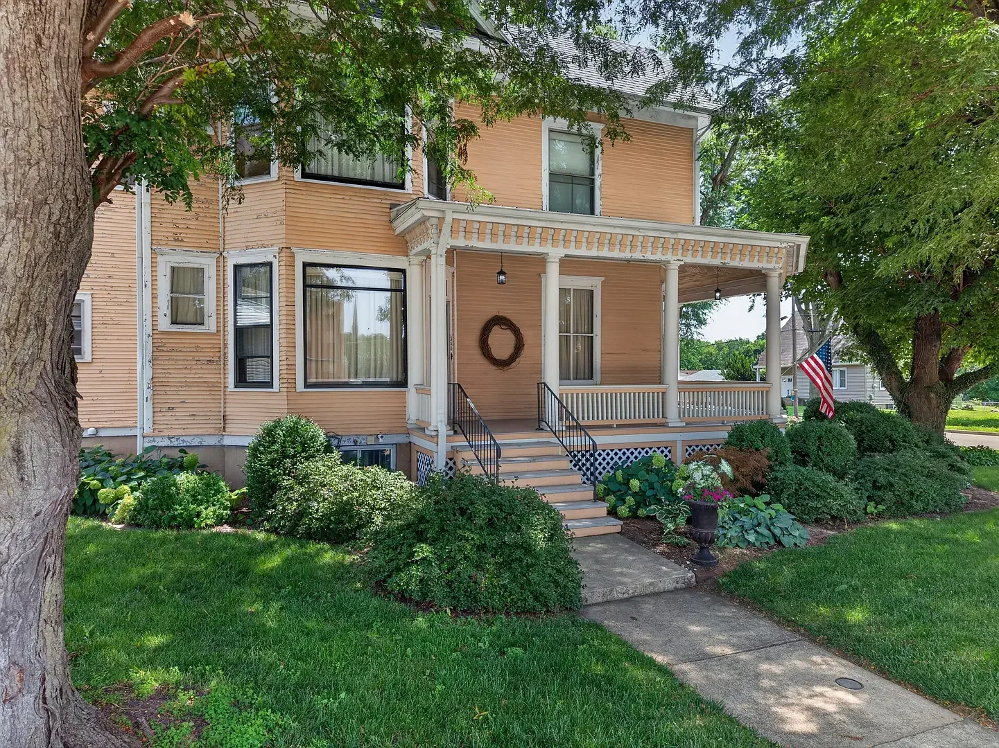 1881 Victorian House Ottawa Illinois - 40 - front view.webp