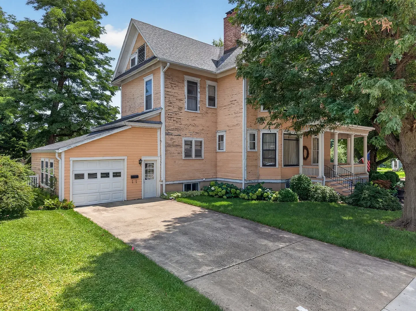 1881 Victorian House Ottawa Illinois - 42 - garage.webp