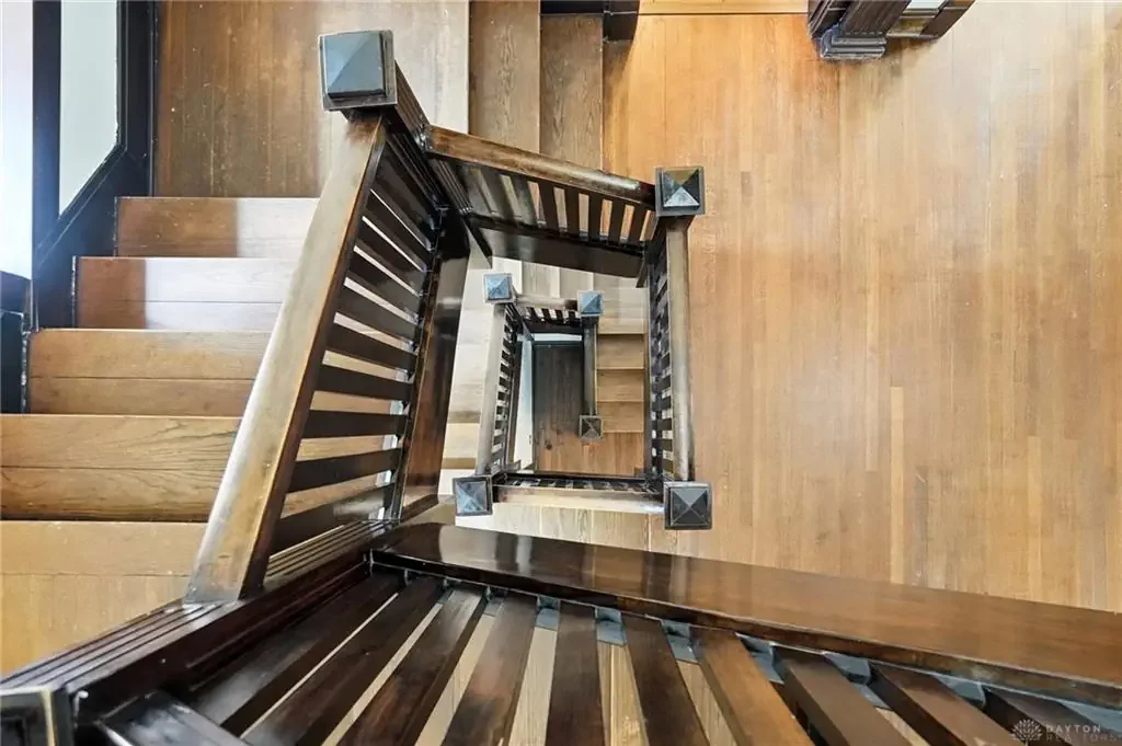 1907 English Tudor Revival house Dayton Ohio - 57 - staircase.webp