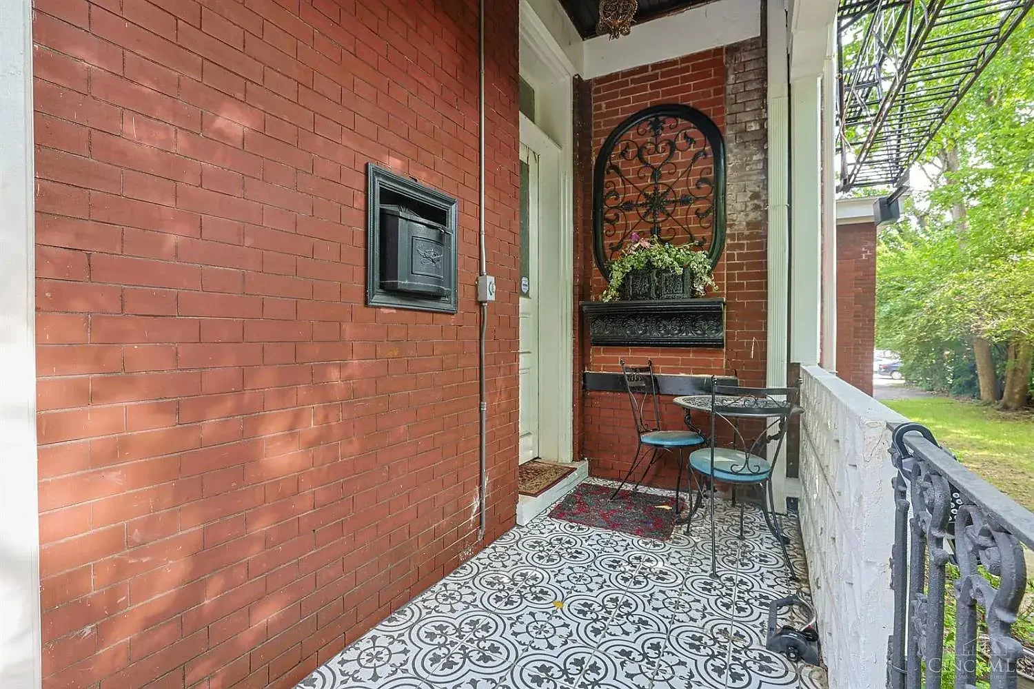 1900 Victorian house Cincinnati Ohio - 4 - entrance.webp