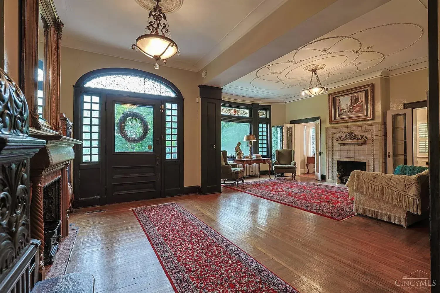 1900 Victorian house Cincinnati Ohio - 7 - foyer.webp
