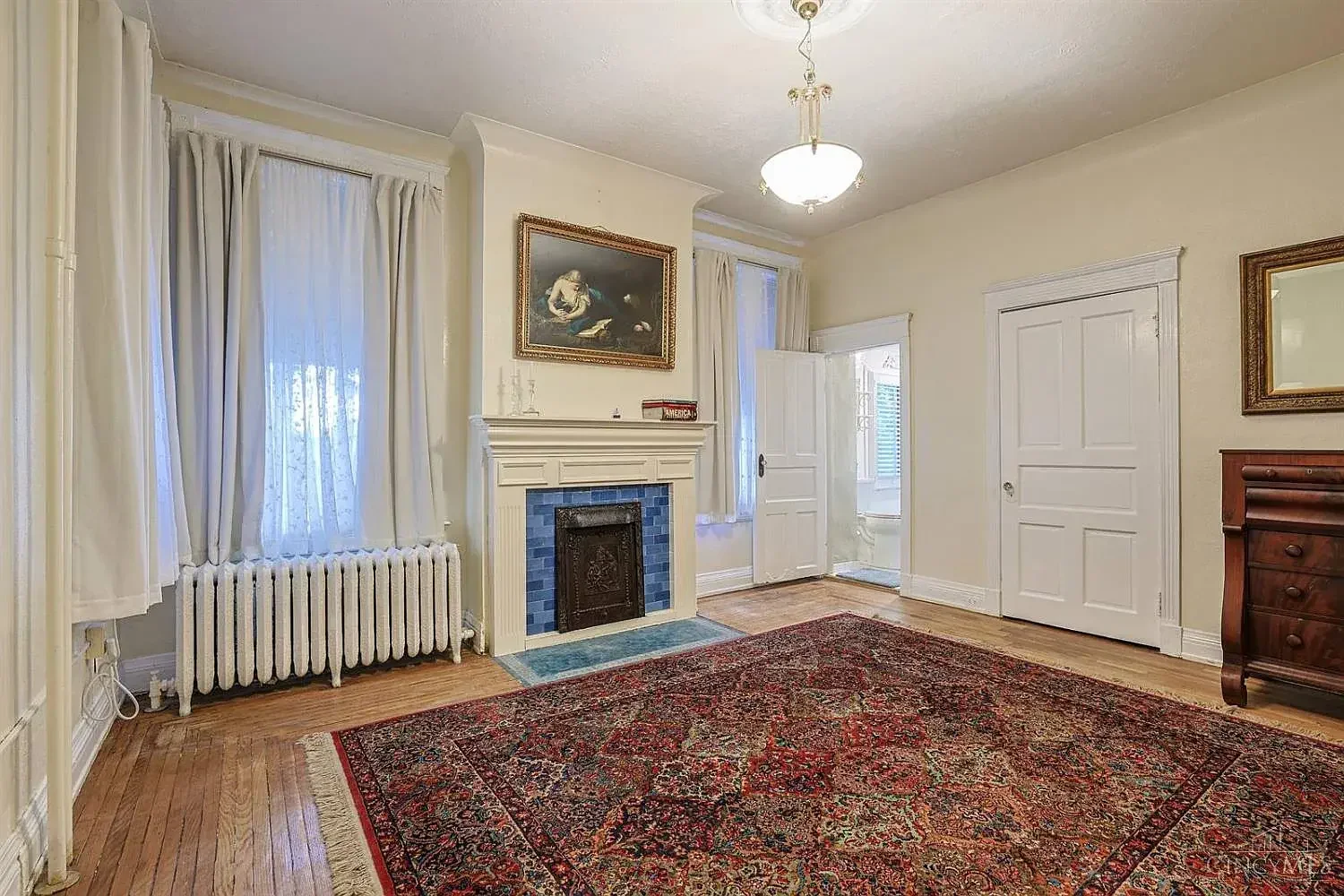 1900 Victorian house Cincinnati Ohio - 19 - bedroom.webp