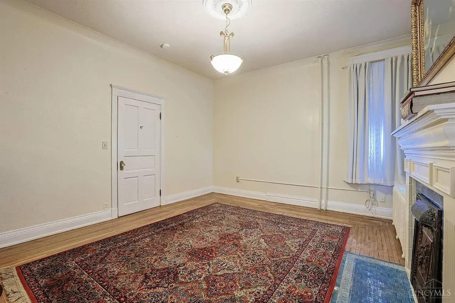 1900 Victorian house Cincinnati Ohio - 20 - bedroom.webp