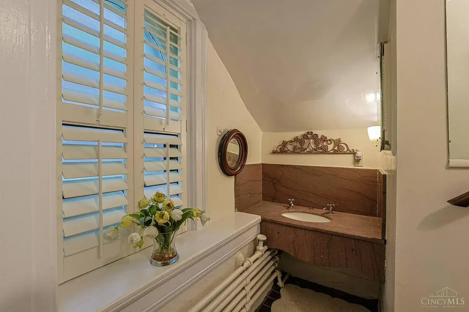 1900 Victorian house Cincinnati Ohio - 33 - bathroom.webp