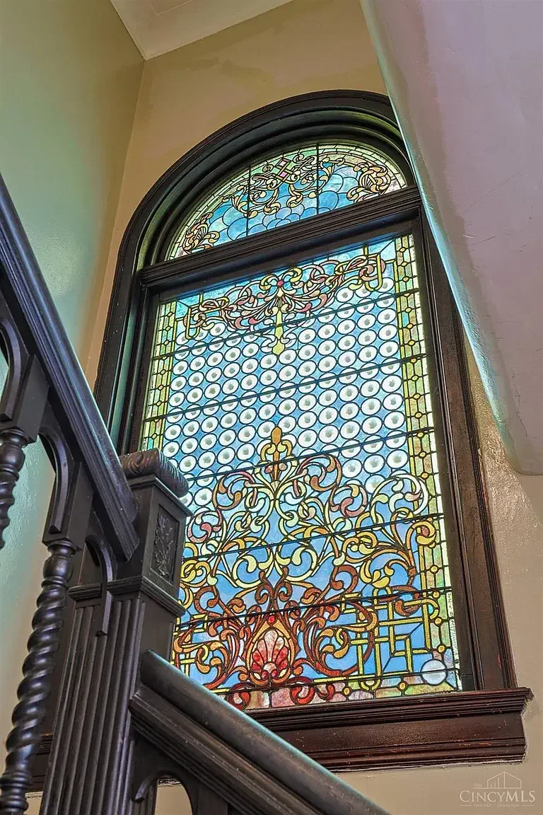 1900 Victorian house Cincinnati Ohio - 37 - glasses.webp