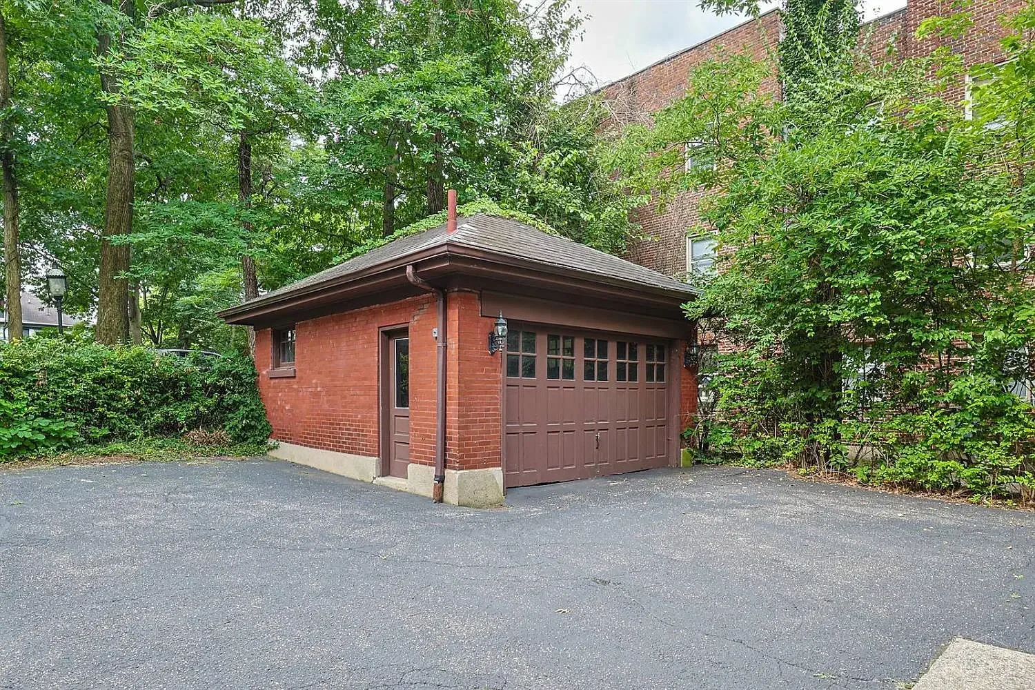 1900 Victorian house Cincinnati Ohio - 47 - garage.webp