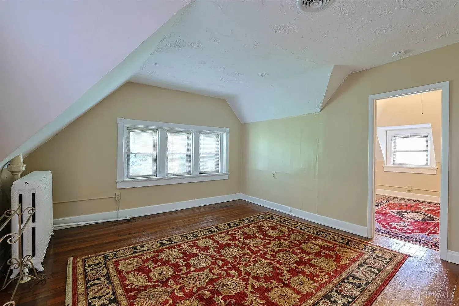 1900 Victorian house Cincinnati Ohio - 49 - room.webp