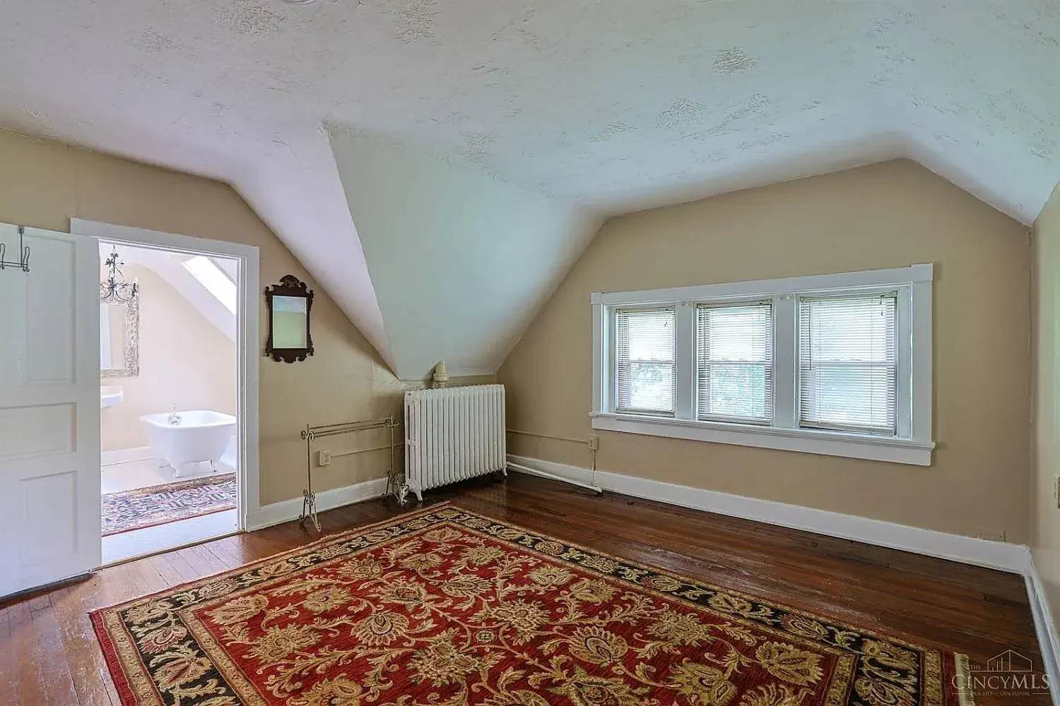 1900 Victorian house Cincinnati Ohio - 50 - room.webp