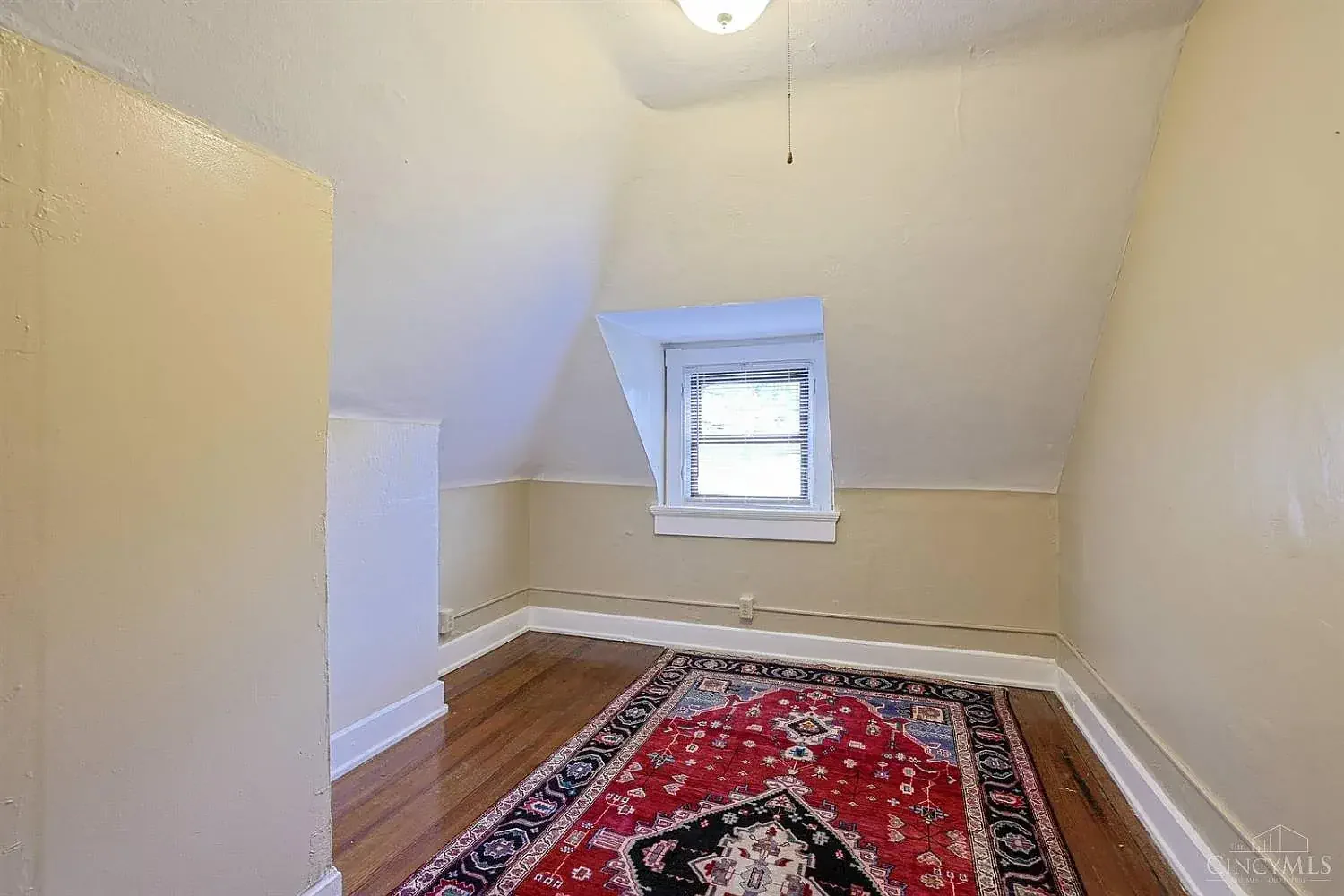 1900 Victorian house Cincinnati Ohio - 51 - room.webp