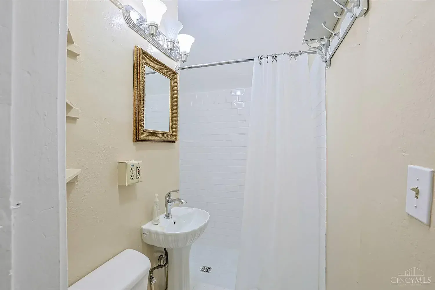 1900 Victorian house Cincinnati Ohio - 52 - bathroom.webp