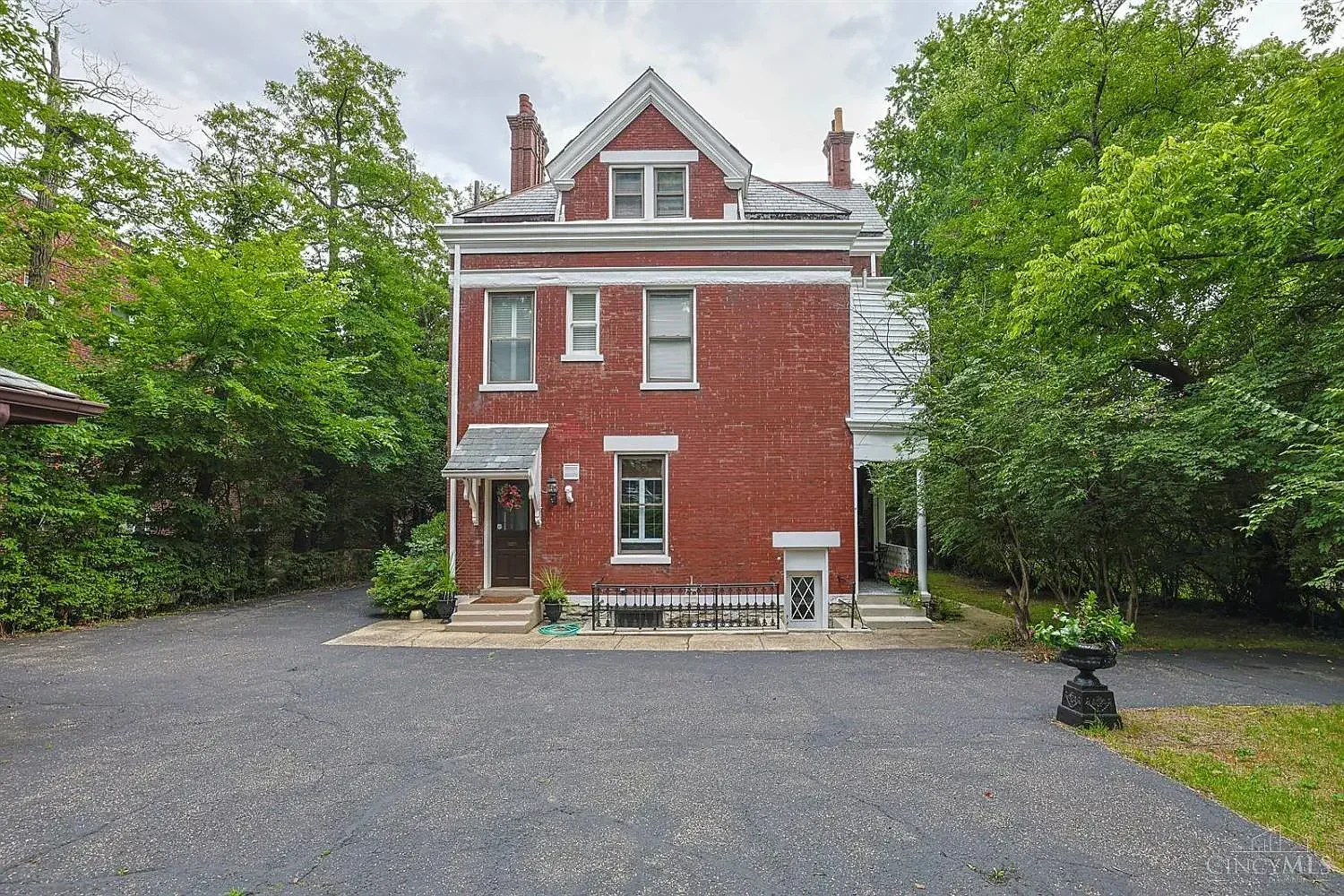1900 Victorian house Cincinnati Ohio - 59 - backyard.webp