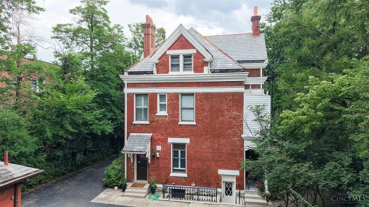 1900 Victorian house Cincinnati Ohio - 60 - backyard.webp