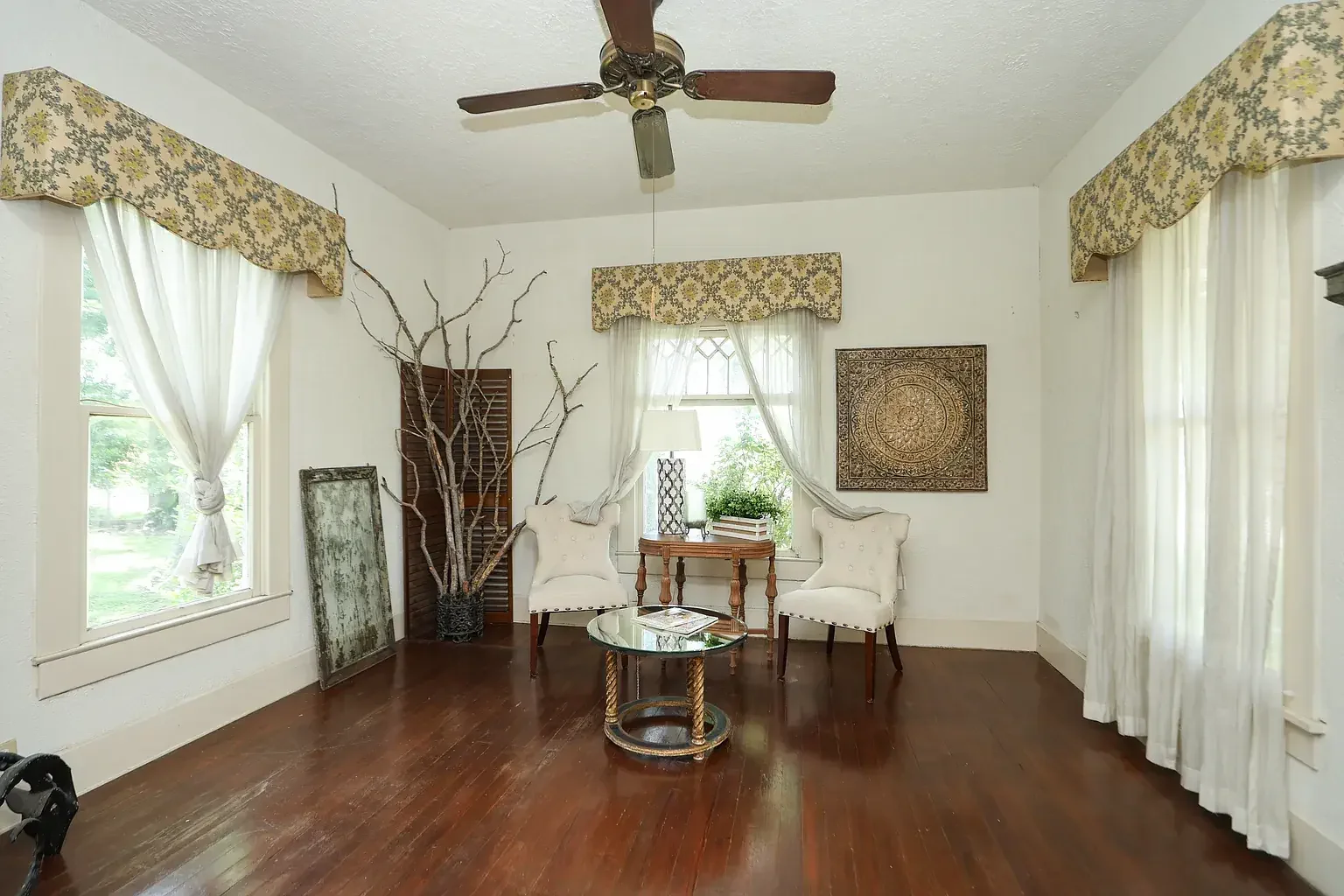 1907 Folk Victorian house Tomball Texas - 12 - living room.webp
