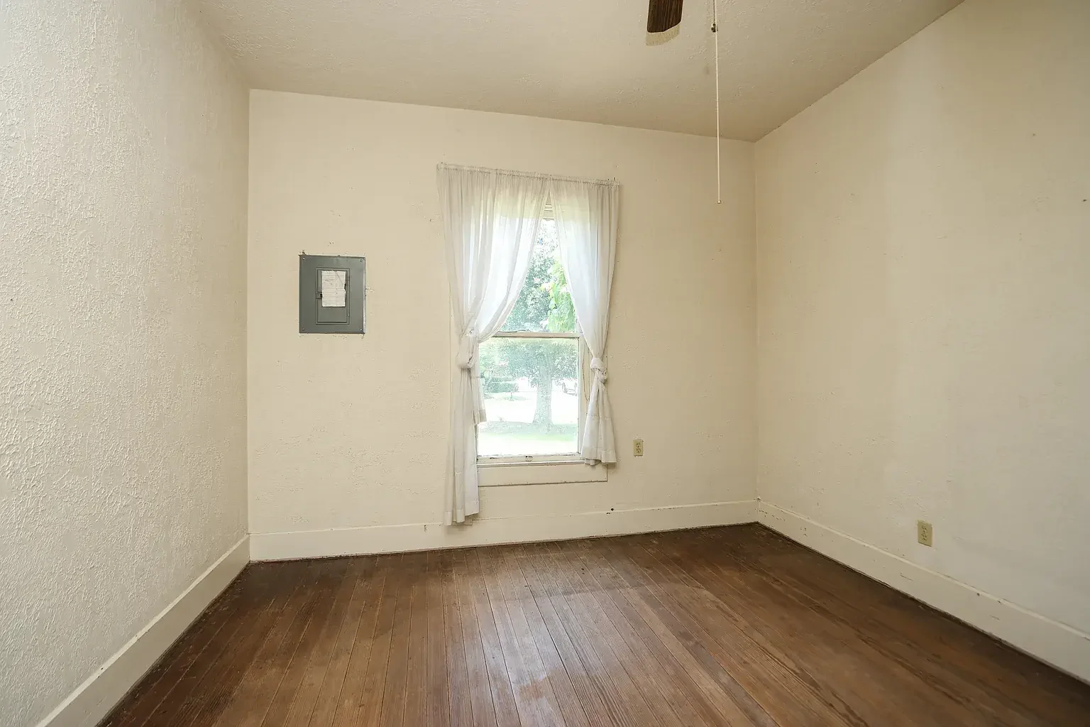 1907 Folk Victorian house Tomball Texas - 21 - bedroom.webp