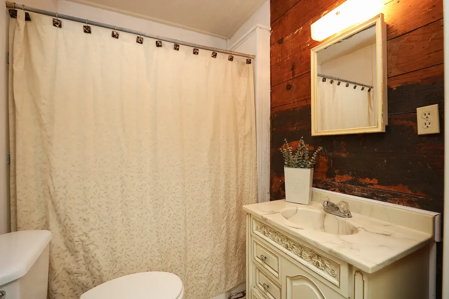 1907 Folk Victorian house Tomball Texas - 23 - bathroom.webp