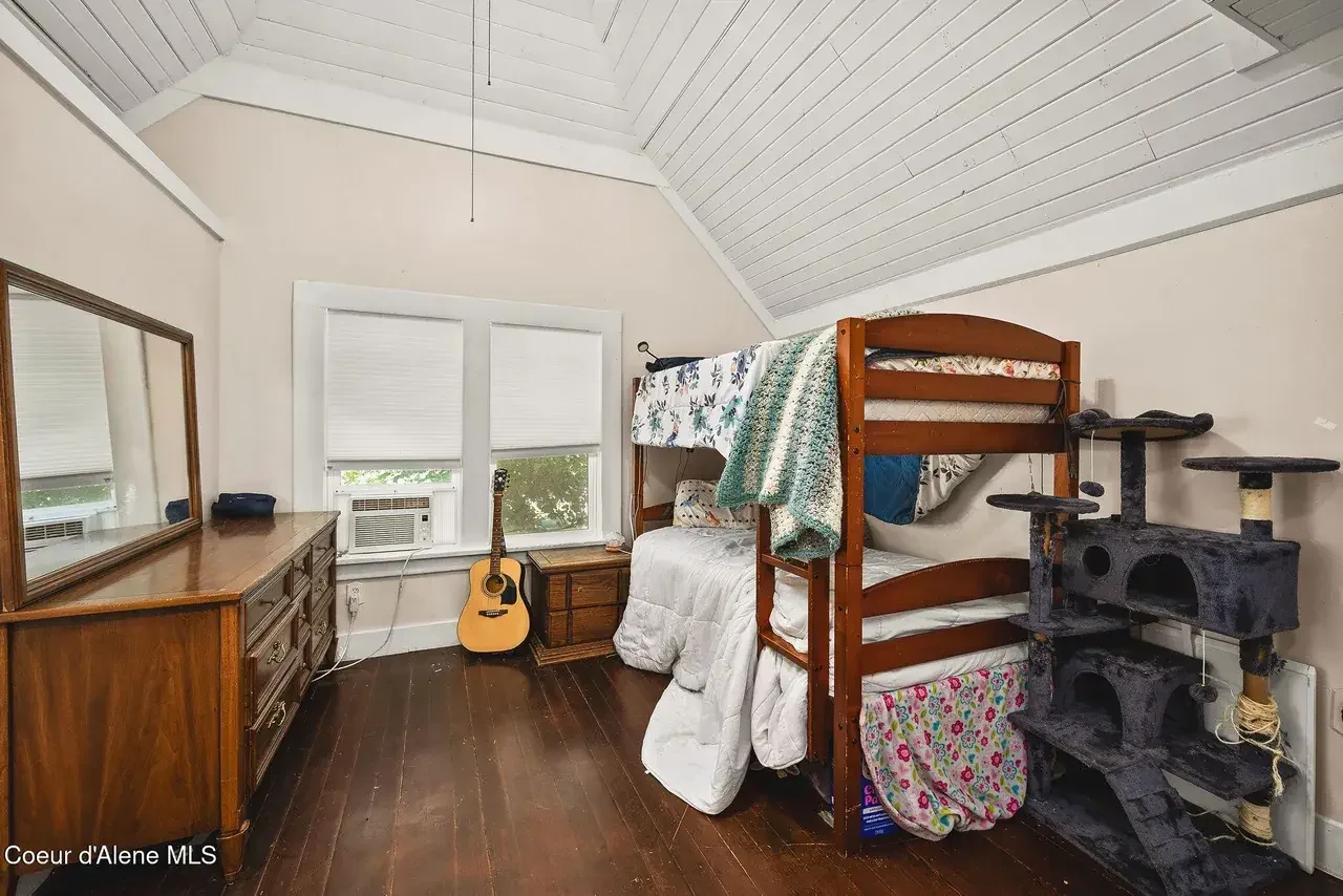 1940 English Cottage Bonners Ferry Idaho - 25 - bedroom.webp