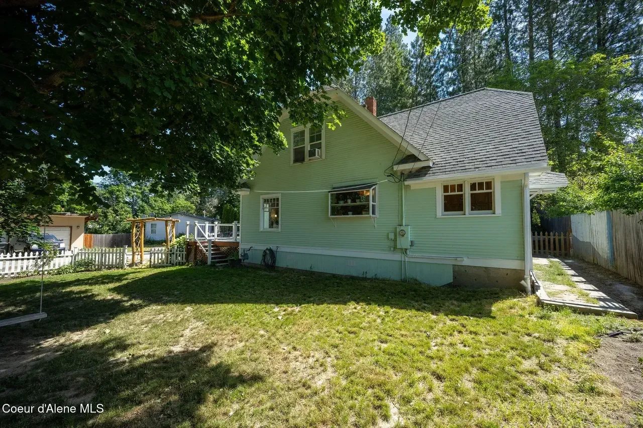 1940 English Cottage Bonners Ferry Idaho - 30 - backyard.webp