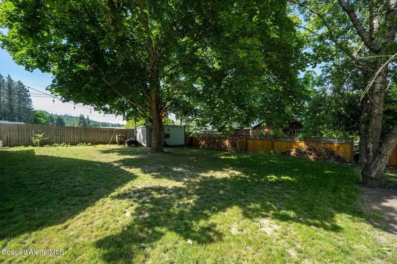 1940 English Cottage Bonners Ferry Idaho - 32 - garden.webp