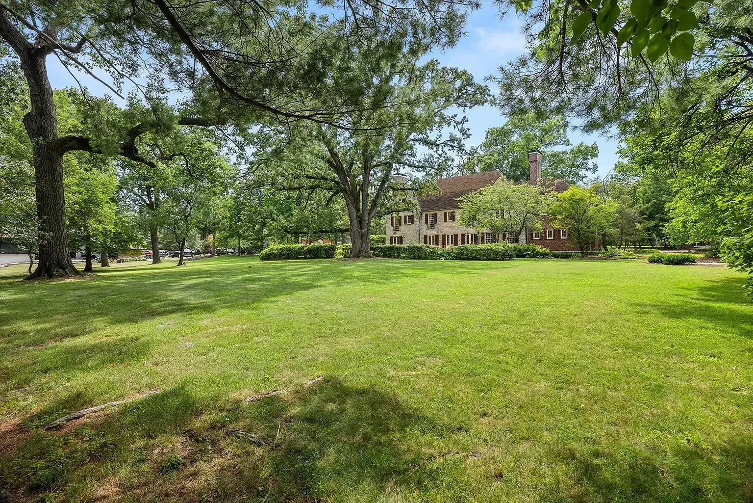 1930 Tudor Revival house Peru Illinois - 15 - garden.webp