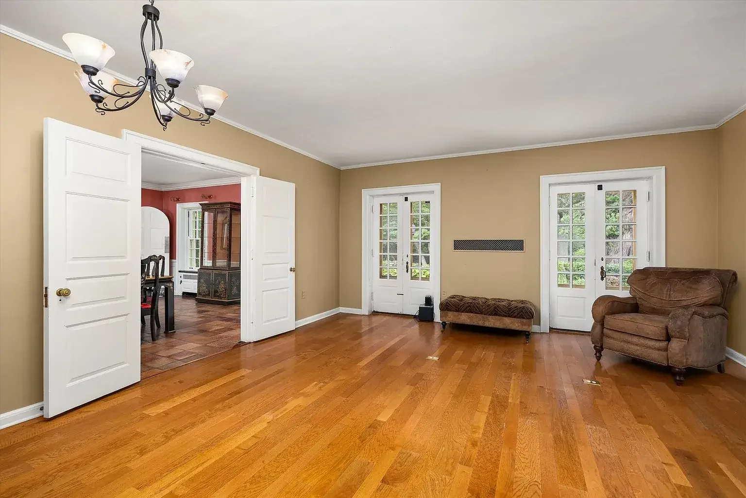 1930 Tudor Revival house Peru Illinois - 27 - room.webp