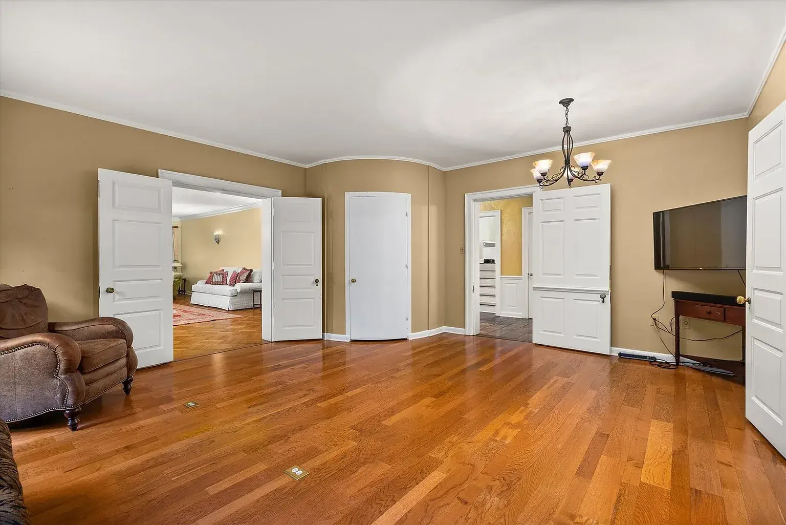 1930 Tudor Revival house Peru Illinois - 28 - room.webp