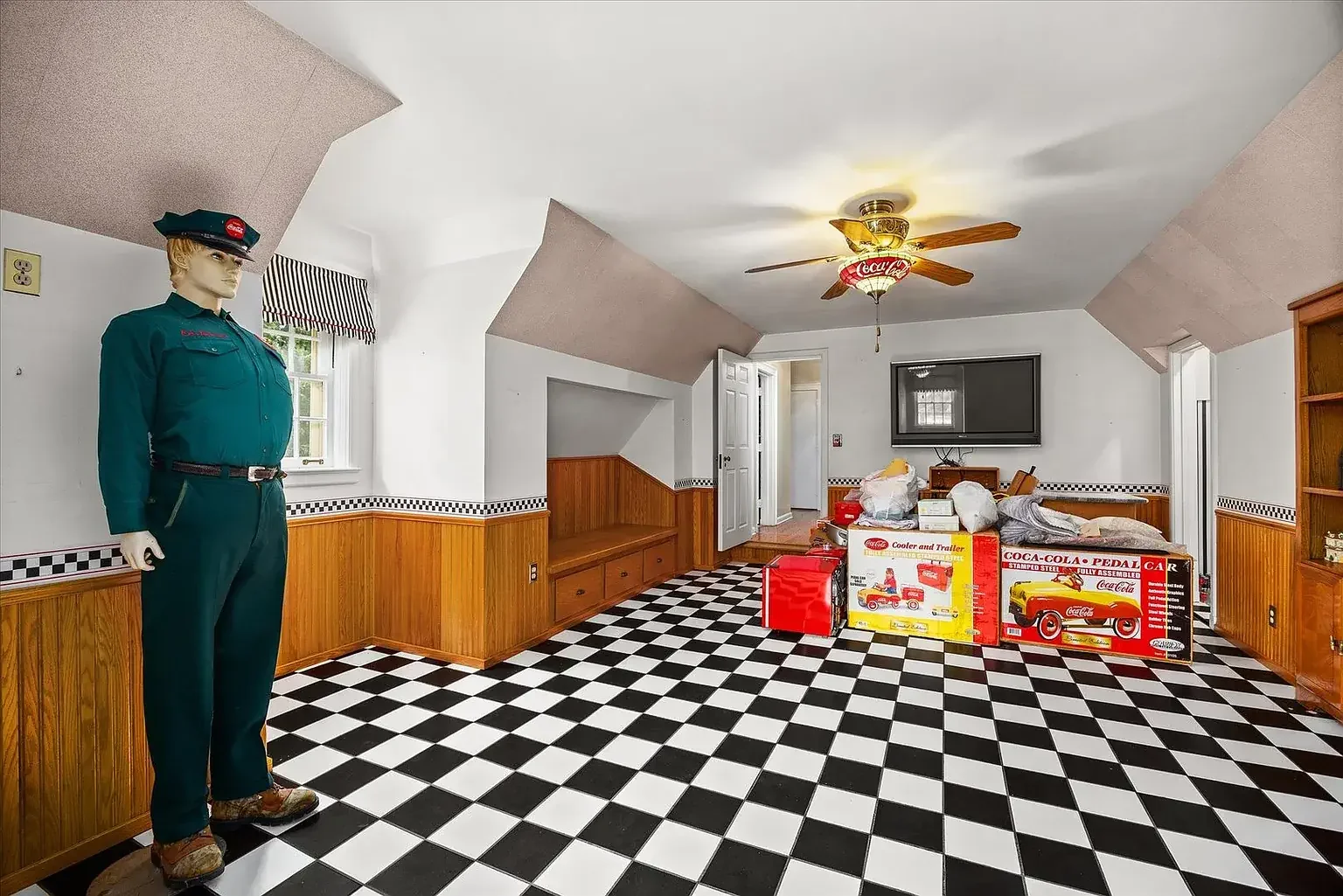 1930 Tudor Revival house Peru Illinois - 45 - storage.webp