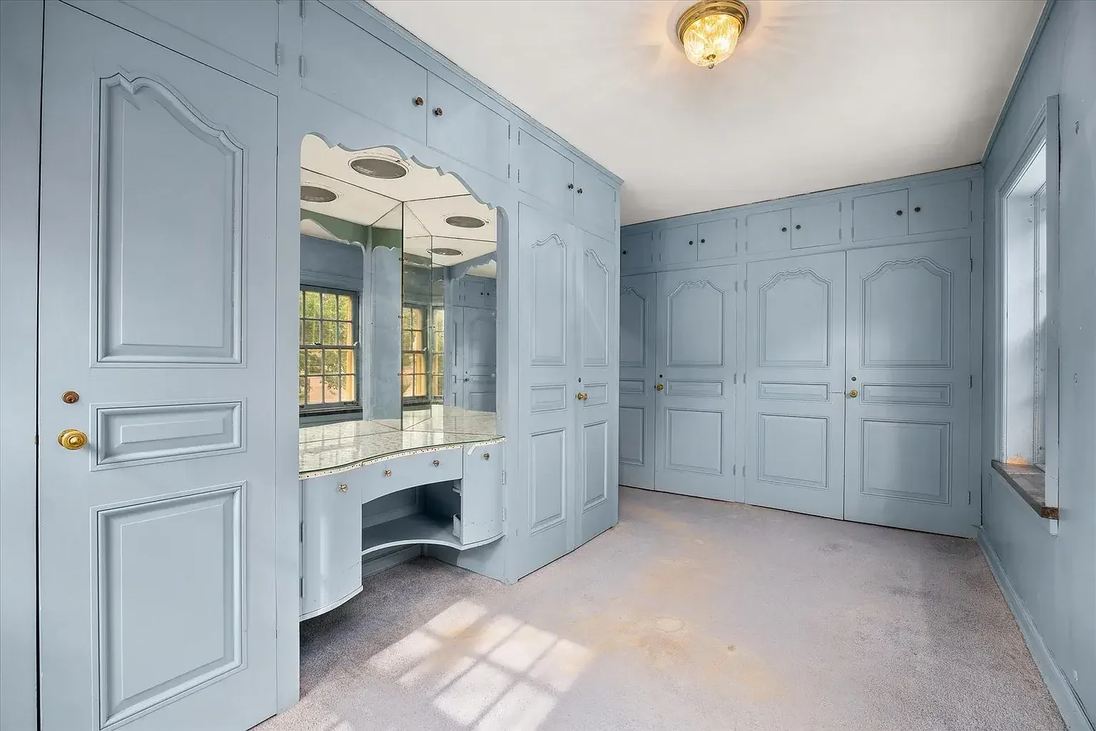 1930 Tudor Revival house Peru Illinois - 57 - wardrobe.webp