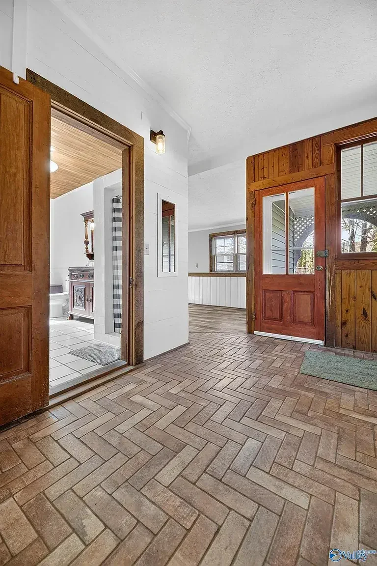 1890 Victorian house Piedmont Alabama 2026- 20 - hallway.webp