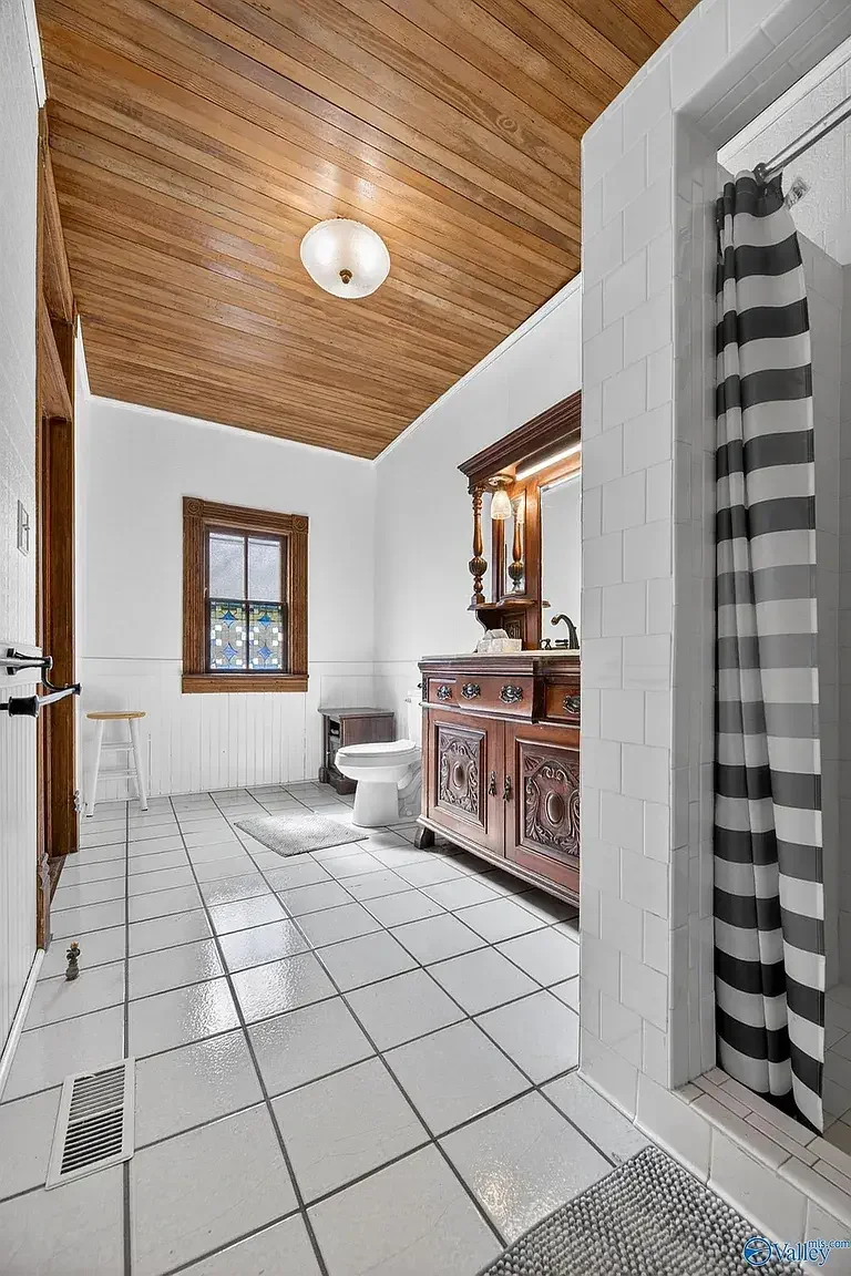 1890 Victorian house Piedmont Alabama 2026- 26 - bathroom.webp