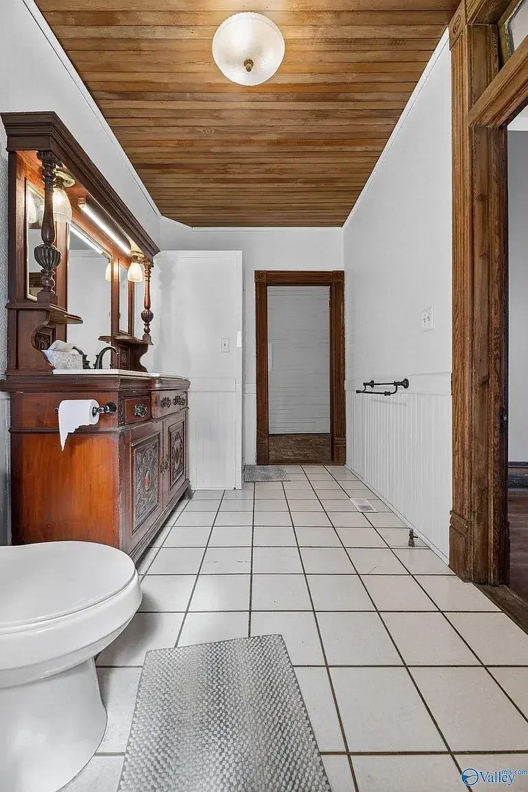 1890 Victorian house Piedmont Alabama 2026- 27 - bathroom.webp