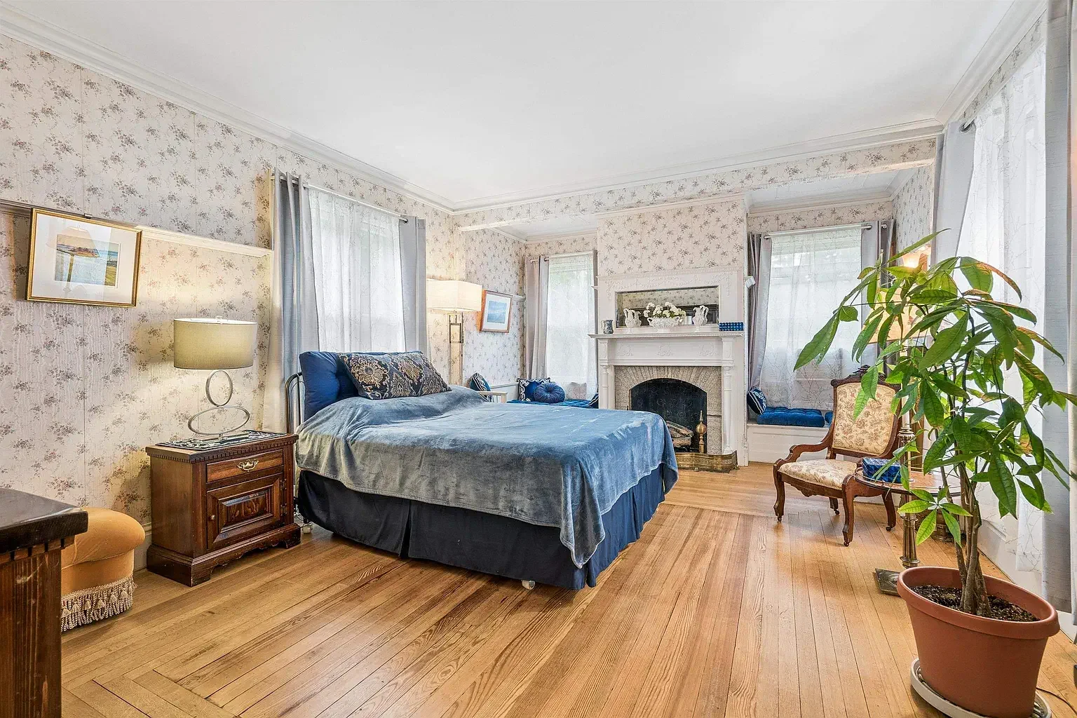 1897 Victorian house Springfield Vermont - 32 - bathroom.webp