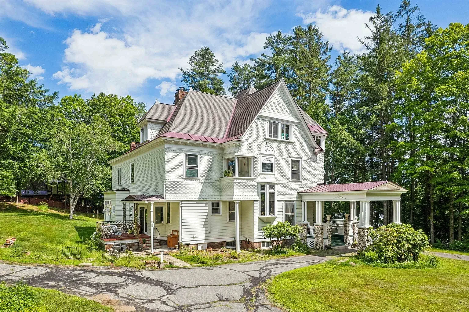 1897 Victorian house Springfield Vermont - 38 - side view.webp