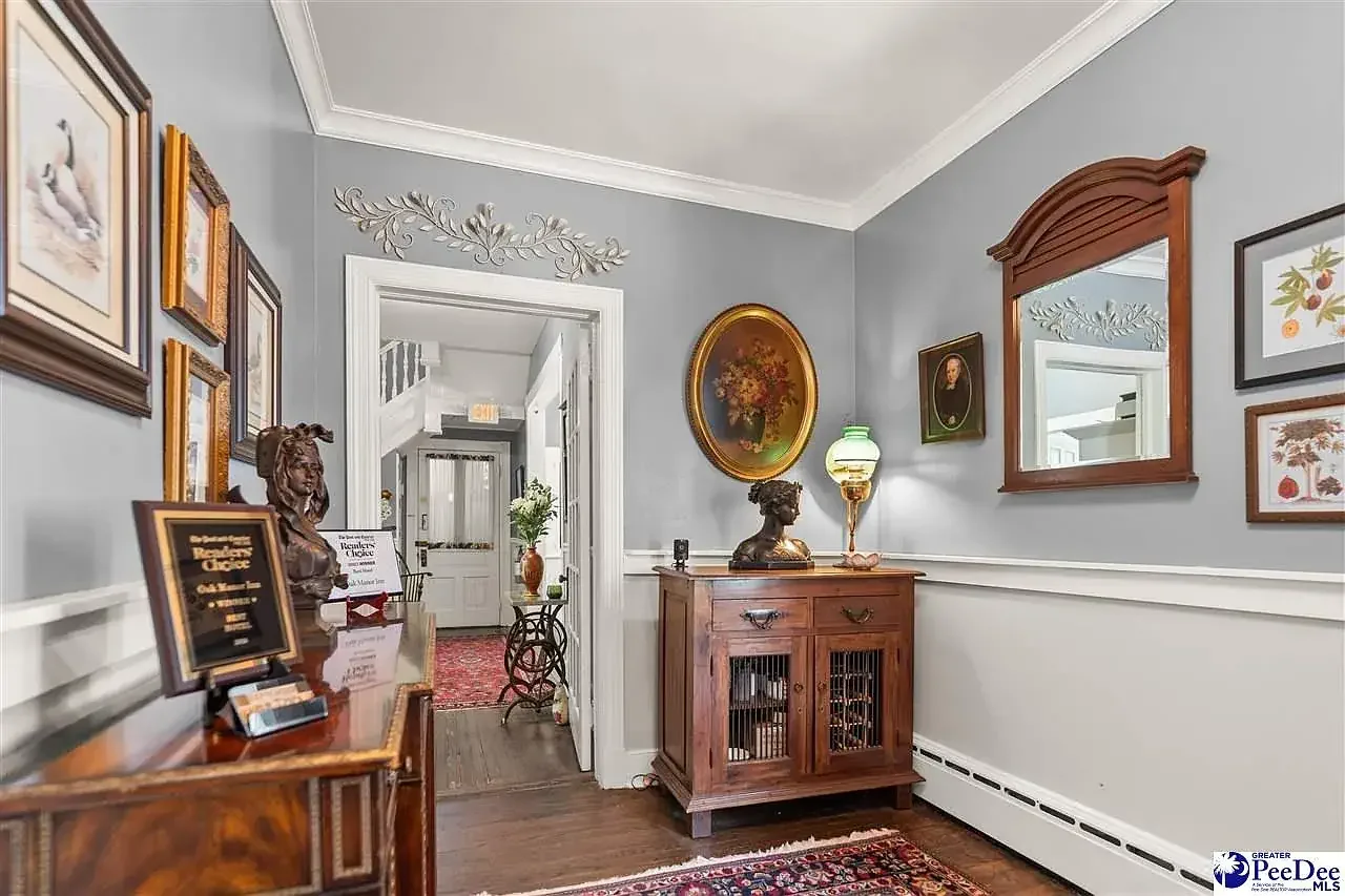 Oak Manor Inn 1892 Colonial Revival Hartsville South Carolina - 6 - entrance room.webp