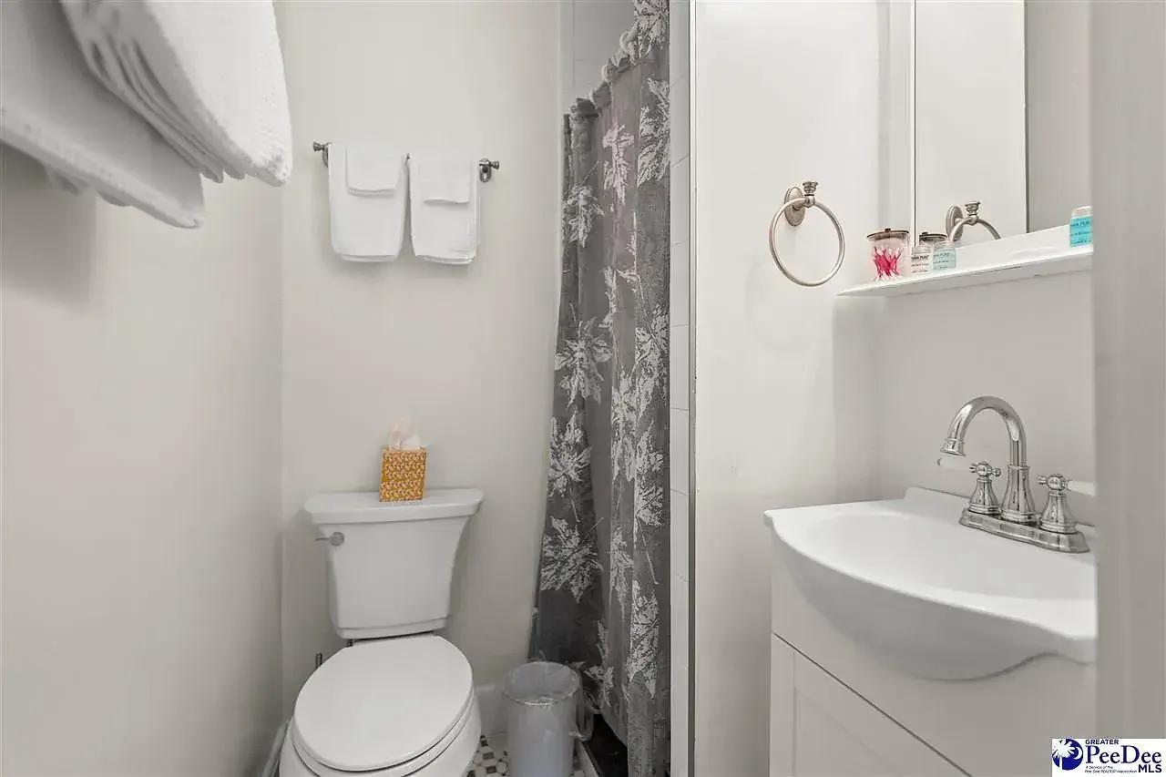 Oak Manor Inn 1892 Colonial Revival Hartsville South Carolina - 34 - bathroom.webp