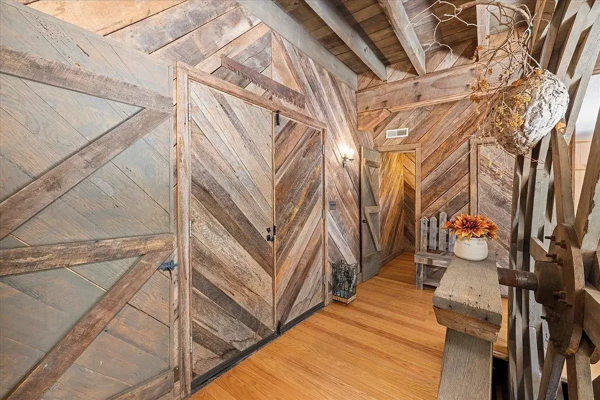 Moffatts Creek Mill 1870 Converted Mill Raphine Virginia - 11 - interior.webp