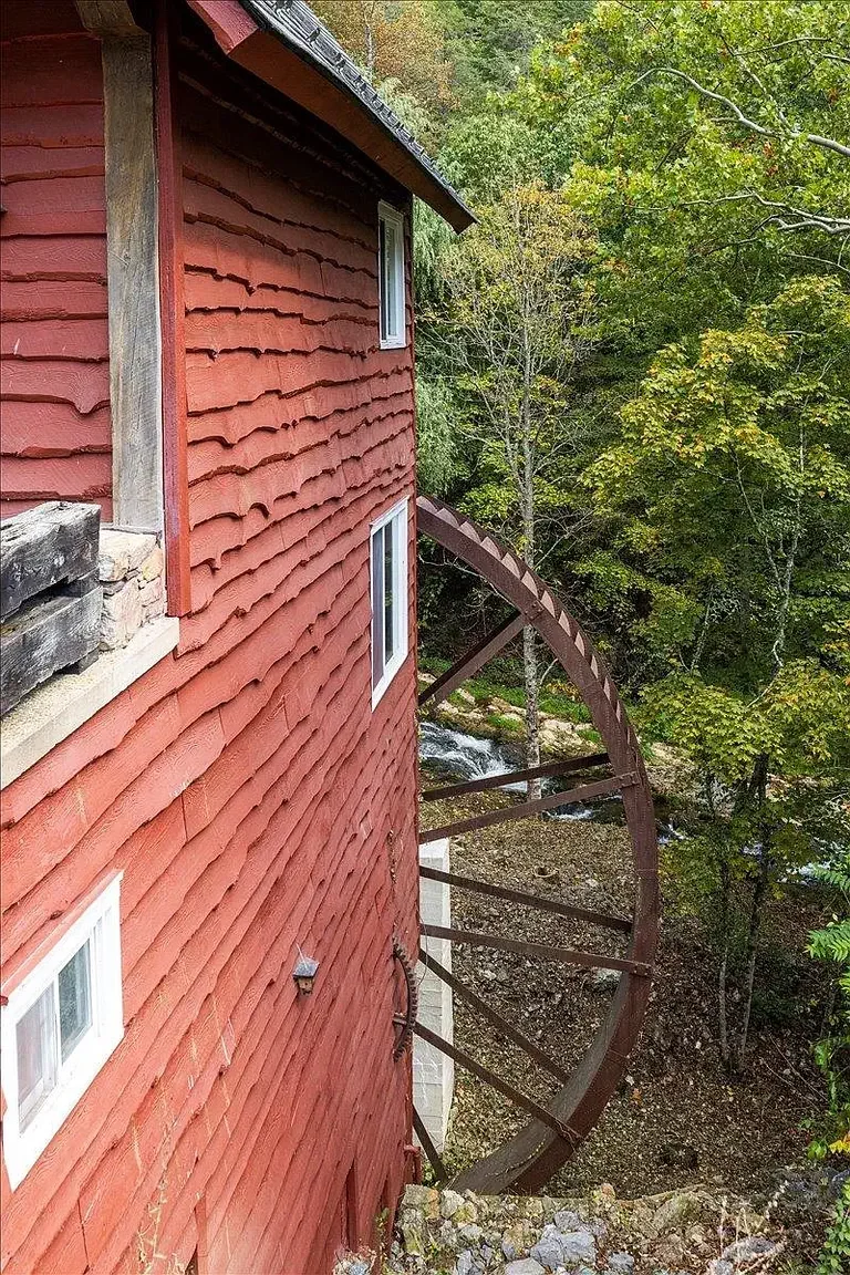 Moffatts Creek Mill 1870 Converted Mill Raphine Virginia - 62 - side view.webp