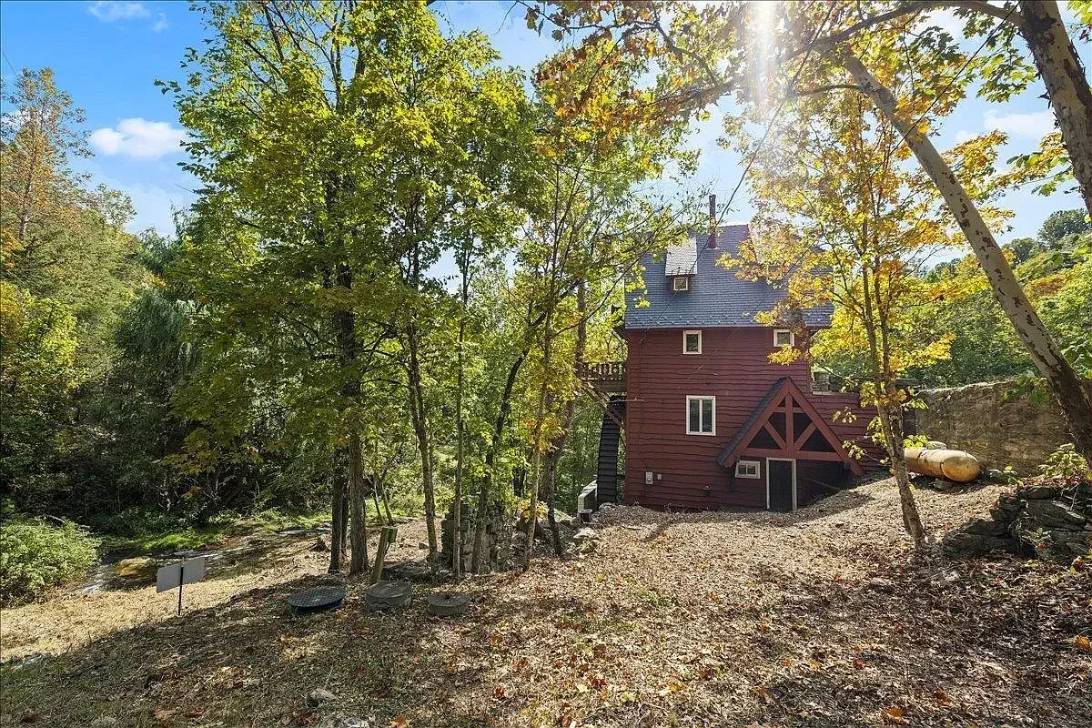 Moffatts Creek Mill 1870 Converted Mill Raphine Virginia - 64 - backyard.webp