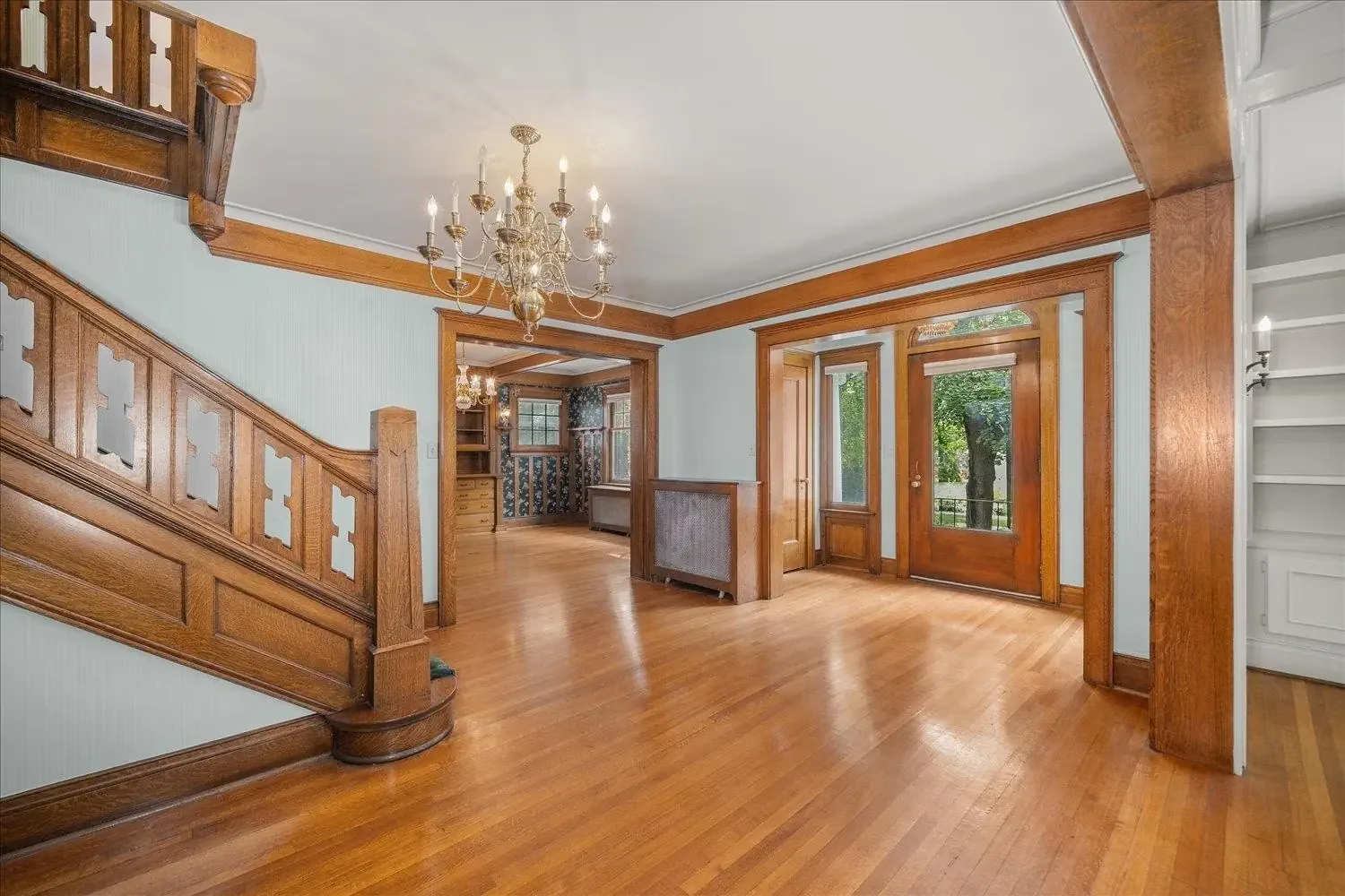 1912 Eclectic house Spokane Washington - 13 - entrance.webp