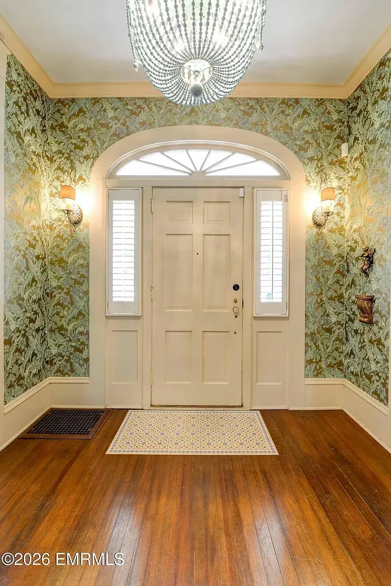 1912 Colonial Revival house Meridian Mississippi - 6 - entrance.webp