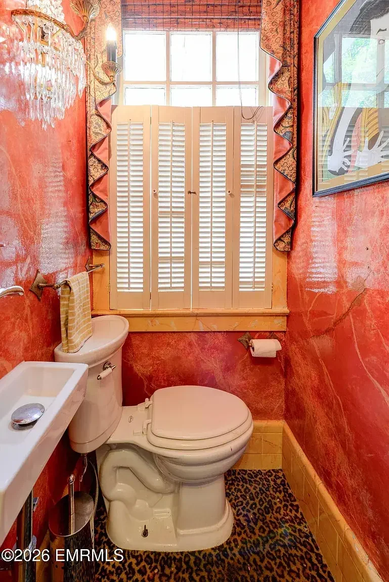 1912 Colonial Revival house Meridian Mississippi - 16 - bathroom.webp