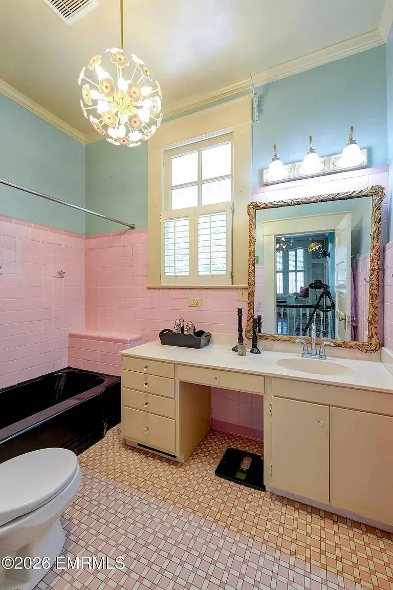 1912 Colonial Revival house Meridian Mississippi - 27 - bathroom.webp