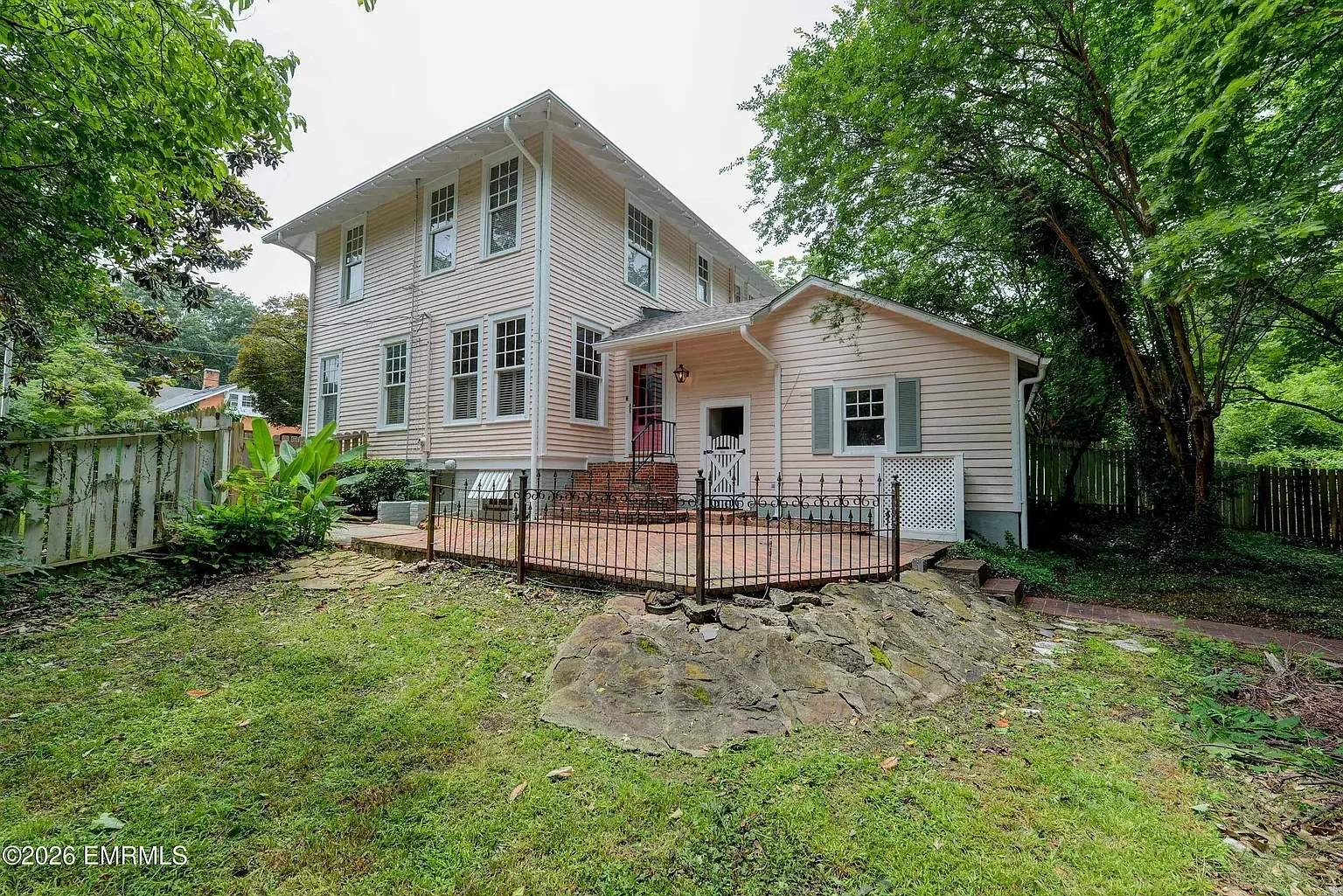 1912 Colonial Revival house Meridian Mississippi - 29 - backyard.webp