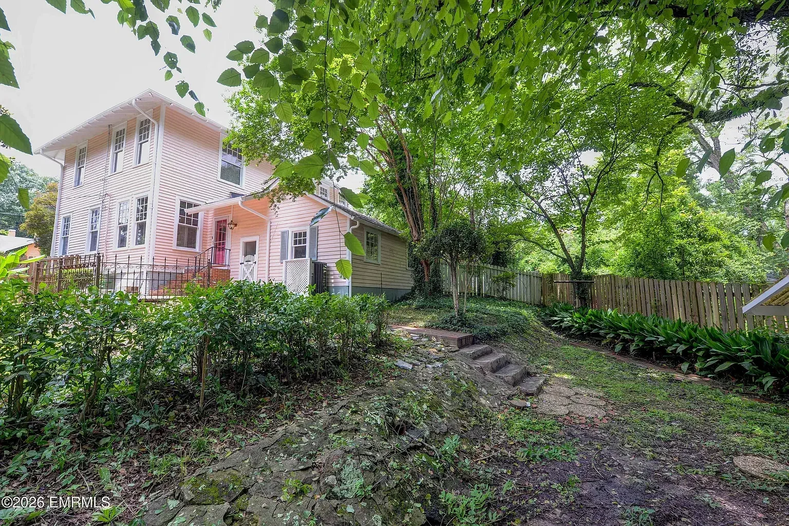 1912 Colonial Revival house Meridian Mississippi - 31 - garden.webp