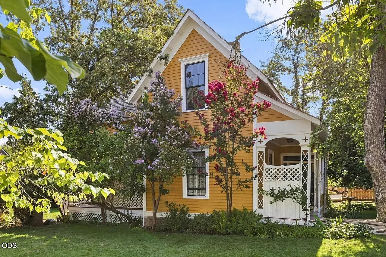 The Klippel House, 1868 historic home in Jacksonville, Oregon - $929k