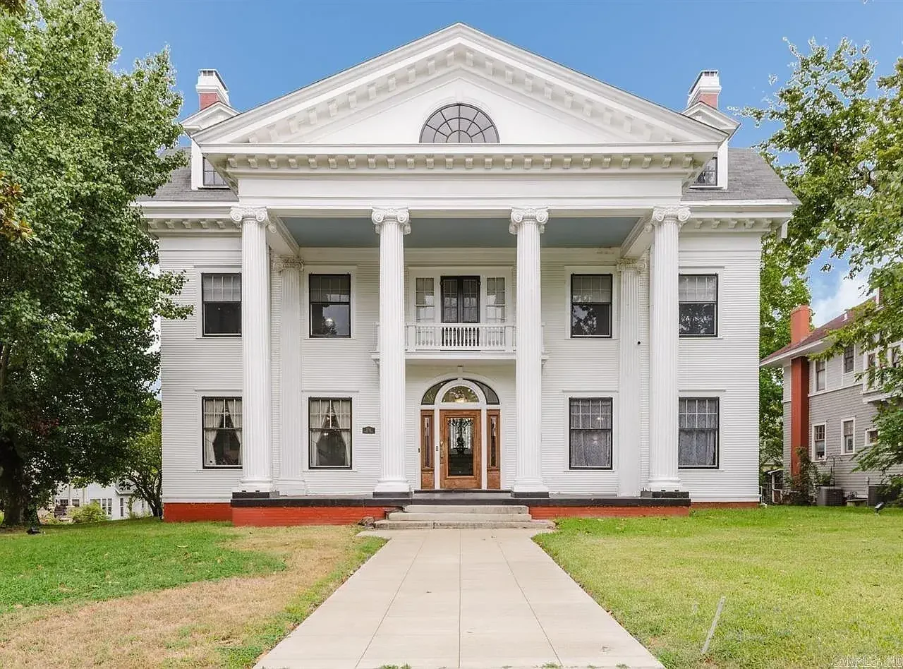 The Turner-Fulk House, 1904 Colonial Revival in Little Rock, Arkansas - $978k