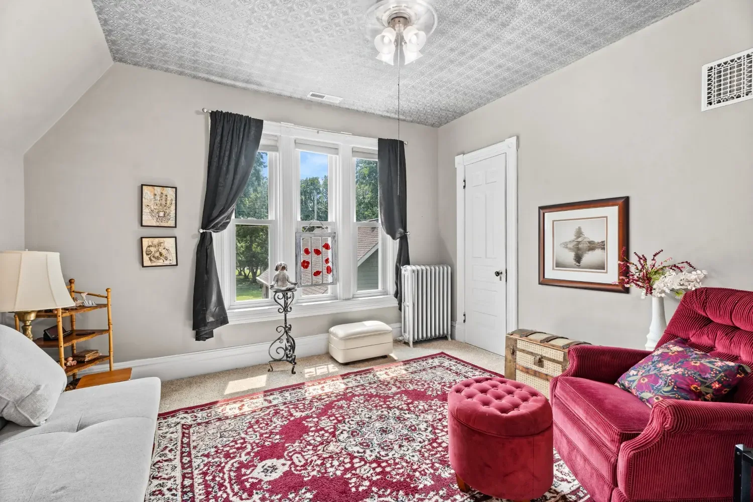 1895 Victorian house Gayville South Dakota - 18 - relax room.webp